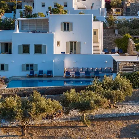 Peacock Livadia (Paros)